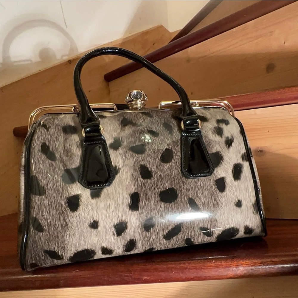 Elegant faux fur hand/shoulder bag